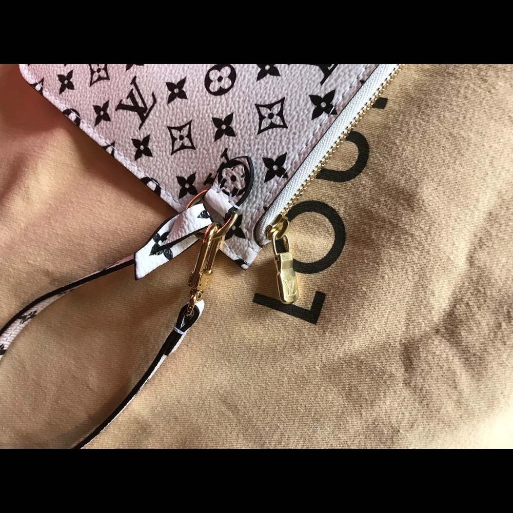 SOLD⛈Louis Vuitton Limited Ed Pouch wall - Picture 2 of 7